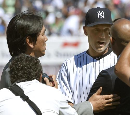 ヤンキースのジーター（右）の引退式典で、言葉を交わす松井秀喜氏