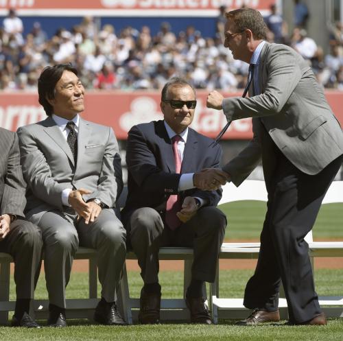 ジーターの引退式典に出席した（左から）松井秀喜氏とジョー・トーリ前監督