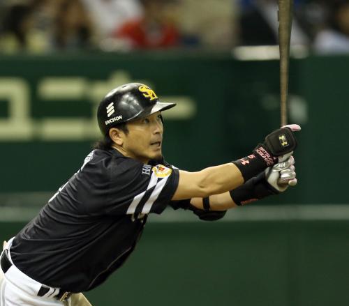 ＜日・ソ＞４回１死に同点の右越え本塁打を放つ松田