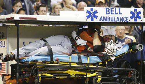 死球を受けたマーリンズのスタントンは救急車で搬送される　（ＡＰ）