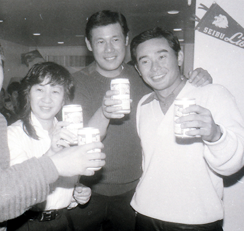 ８３年１１月、日本シリーズを制した西武ナインとクラブ「姫」で乾杯する（左から）　山口さん、田淵、東尾