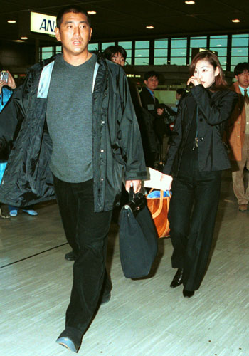 新婚旅行へ向かう清原和博氏（左）と亜希夫人。００年１２月撮影