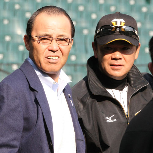 阪神の次期監督候補に浮上した岡田氏（左）右は和田監督
