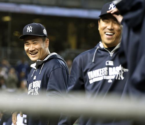 試合前に笑顔を見せるヤンキース・田中（左）と黒田