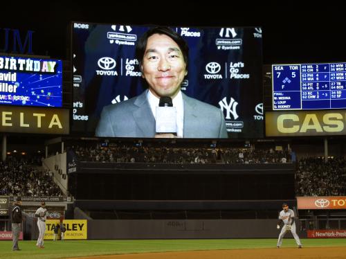 オリオールズ戦の６回、球場の電光掲示板に映し出された、本拠地での最終戦となるヤンキースのジーターにメッセージを送る松井秀喜氏