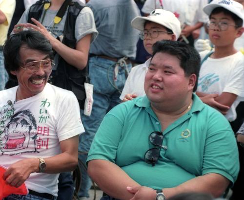 １９９１年８月、甲子園球場で新潟明訓を応援する香川伸行氏（右）と漫画家の水島新司氏