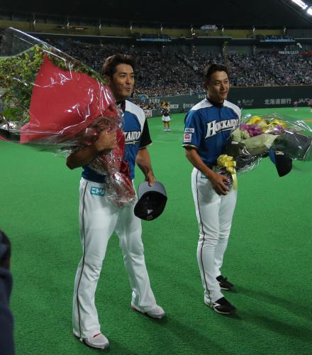 ＜日・ソ＞試合後、花束を受け取る（左から）稲葉、金子