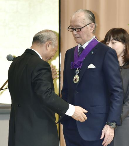２０１４年度の名誉都民として、東京都に顕彰された長嶋茂雄氏。左は舛添要一都知事
