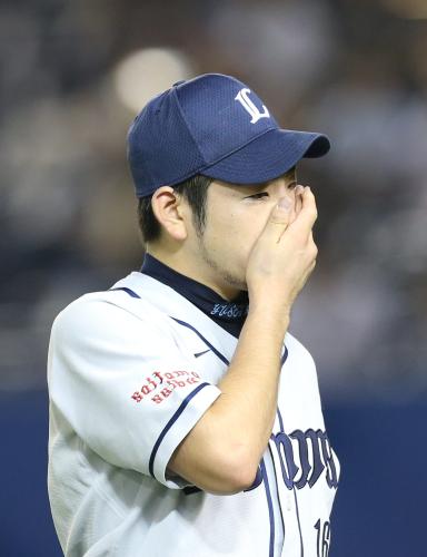 ＜ロ・西＞７回１死一塁、清田に左中間本塁打を浴びた菊池は涙目で降板する