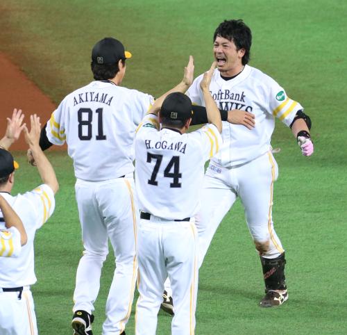 ＜ソ・オ＞３年ぶりリーグを決めるサヨナラ打を放ち、秋山監督（８１）に迎えられる松田