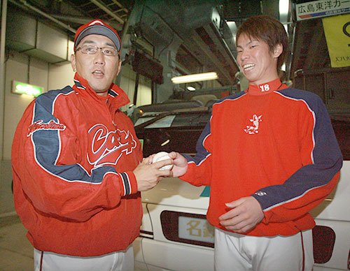 ２０１０年の開幕戦で、初の開幕投手で白星を挙げた前田健（右）にウイニングボールを手渡す野村監督