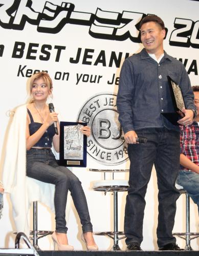 ＜第３１回「ベストジーニスト２０１４」授賞式＞笑顔でトークする田中将大（右）とローラ