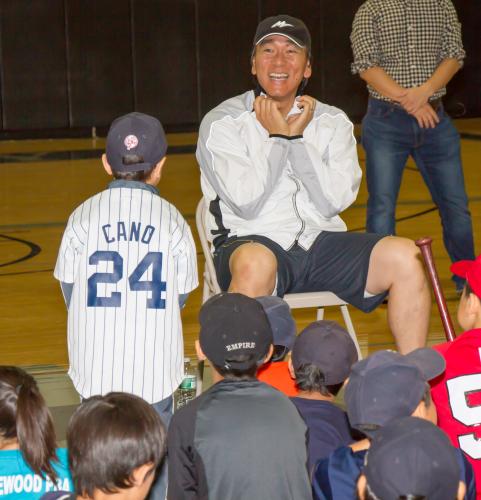野球教室で子供たちの素直な質問に丁寧に答える松井氏