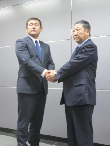 がっちりと握手する（右から）後藤オーナーと田辺新監督