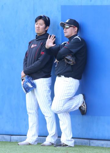 成瀬（左）は小林投手コーチと話し込む