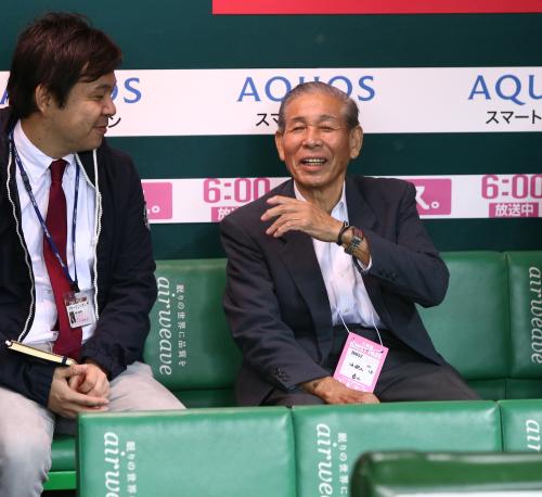 ＜ソ・日＞試合前、記者と談笑する秋山監督の父・辰芳さん（右）