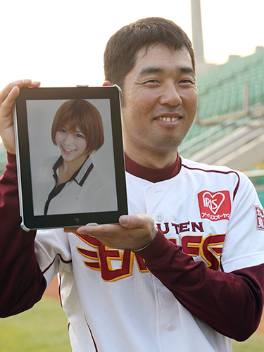昨年１１月、滝口ミラとの結婚を発表し写真を手に笑顔を見せる楽天・森山