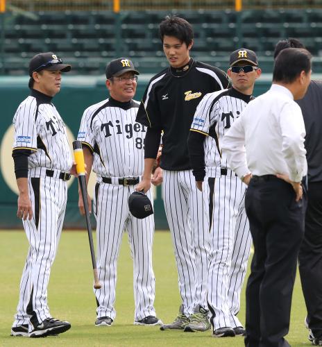 和田監督（左端）から話しかけられる藤浪（左から３人目）だが、何故か表情が暗く・・・