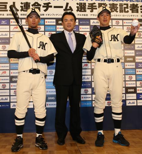 阪神・巨人連合チームのユニホームを身にまとった上本（左）、能見（右）と和田監督