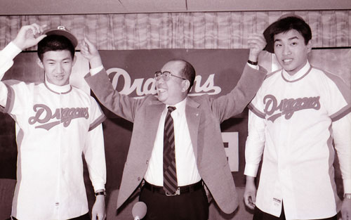 １９８３年のドラフトで中日から５位指名された山本昌広（右）。左はドラフト外入団の白沼謙二