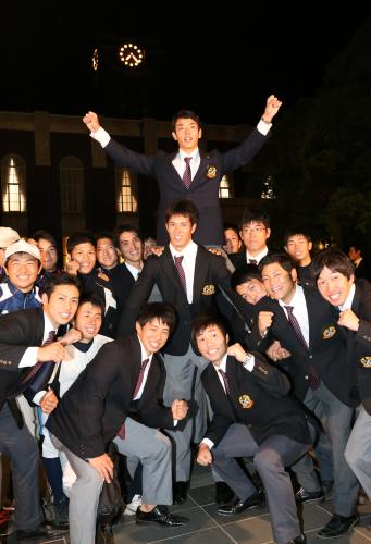 ロッテに２位で指名された田中は京都大学の時計台を背に騎馬でチームメイトに祝福される