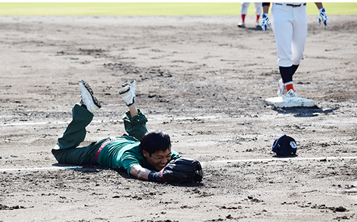 女子野球と芸人チームの試合で、名倉潤はダイビングキャッチを試みたが惜しくも捕れず