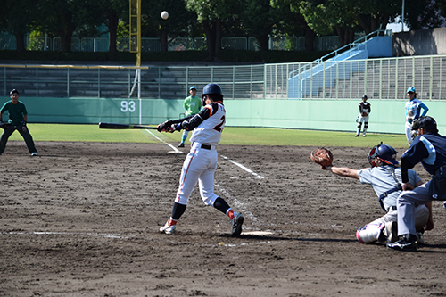 女子野球と芸人チームの試合で、シーズン中には見られない右打席に立ったアストライア・川端