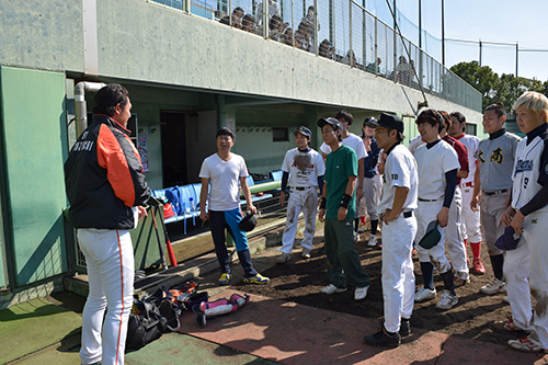 女子野球との試合後にリベンジをお願いする名倉（中央右）ほか芸人チーム