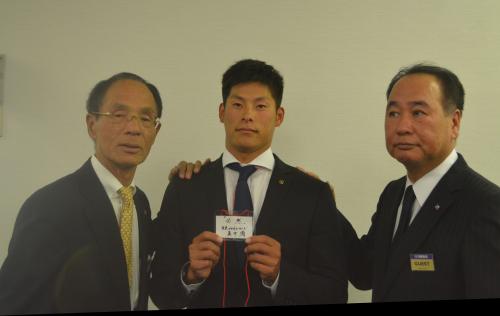 指名あいさつで笑顔を見せる（左から）小田スカウト、竹下、鳥原スカウト部長