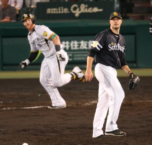 日本シリーズ＜神・ソ＞５回２死一、二塁、マートン（左）に適時二塁打を打たれるスタンリッジ