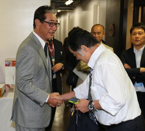 甲子園球場を訪れ、川藤ＯＢ会長（右）と握手を交わす星野氏