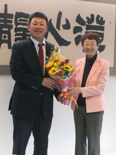 仙台市役所を表敬訪問して奥山恵美子市長と記念撮影する楽天・大久保監督
