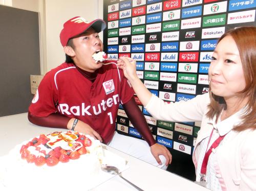 報道陣から誕生日ケーキを食べさせてもらう楽天・松井裕