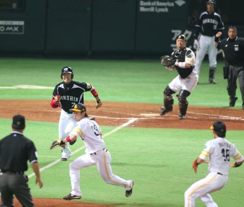 ３０日の日本シリーズ第５戦、９回１死満塁で西岡はファウルラインの内側を走ったとして守備妨害をとられる