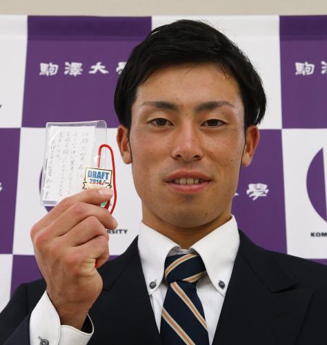 阪神から３位の指名あいさつを受けた駒大・江越は和田監督からのメッセージ入りのカードをプレゼントされ笑顔
