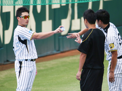 １０月１４日の練習でボールの握りを確認する呉昇桓（左）