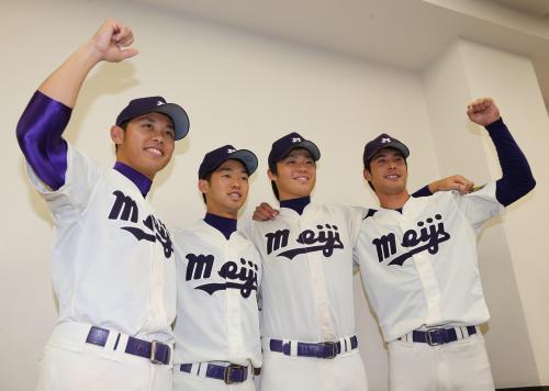秋のリーグ戦優勝を決め笑顔を見せる明大の（左から）高山、高橋、山崎、上原