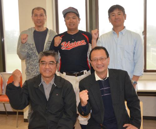 各賞を受賞し笑顔を見せる（前列左から）田中監督、鳩貝、（後列同）秋山、三島、用名