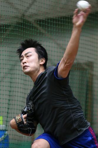 ブルペンで力強い投球を見せる和田