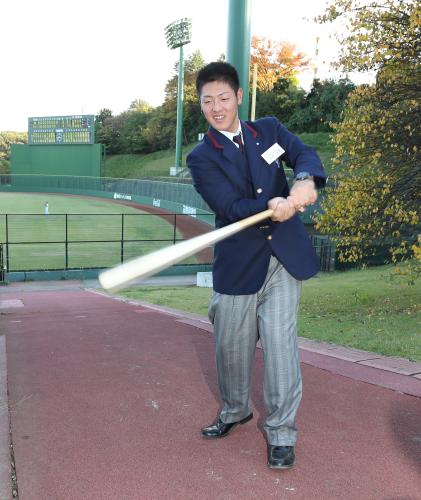 施設見学のためジャイアンツ球場を訪れた智弁学園・岡本は笑顔で素振りを披露