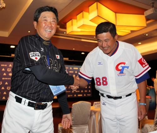 台湾の郭李監督（右）と久々の再会を果たし握手をする平田監督