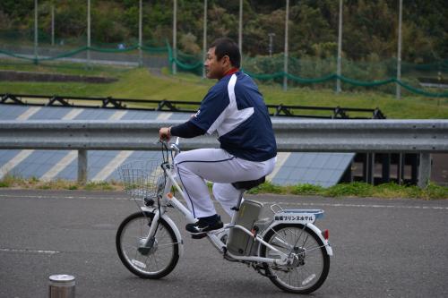 秋季キャンプ地の宮崎・南郷スタジアム周辺を自転車で移動する西武・田辺監督