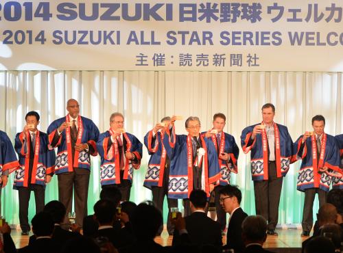 日米野球の開幕を祝い、乾杯する阪神の和田監督（右端）、巨人の川相コーチ（左端）ら
