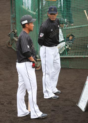 中田（左）に話しかける稲葉コーチ