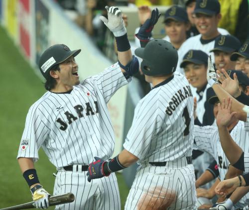 ＜侍ジャパン・大リーグ選抜＞２回無死二、三塁から先制の中犠飛を放った松田（左）は内川らとハイタッチ