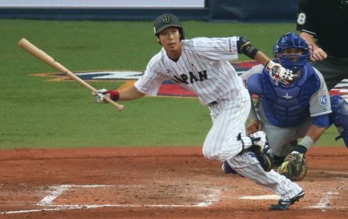 ＜侍ジャパン・大リーグ選抜＞４回２死二塁、山田が左前適時打を放つ