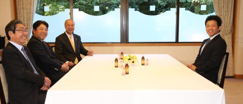交渉の席につく（左側手前から）新専務取締役、真中監督、松井編成部部長と大引