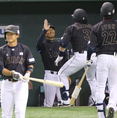 ＜大リーグ選抜・侍ジャパン＞８回、左越えにソロ本塁打を放った松田（右）を出迎える小久保監督