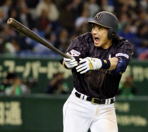 ８回日本無死、松田が左越えに本塁打を放ち一塁へ向かう