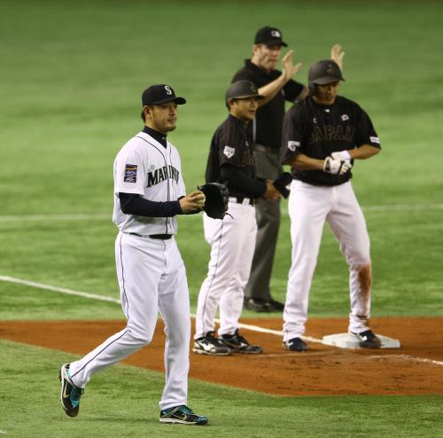 ＜大リーグ選抜・侍ジャパン＞２回２死一、二塁からタイムリー三塁打を放った柳田（右）とガックリの岩隈